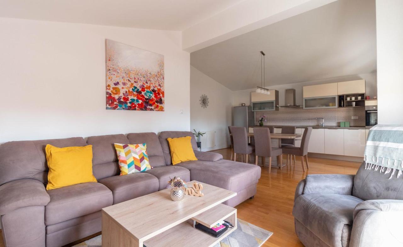 Modern Apartment Sara-Near The Beach Привлака Екстериор снимка